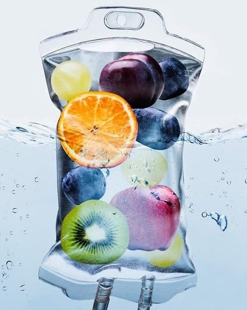 Bolsa de suero IV con fruta, representando nutrientes naturales